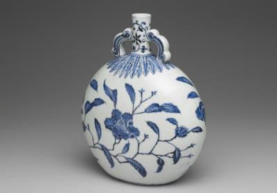 图片[2]-Flask with paired ruyi handles and camellia decoration in underglaze blue, Ming dynasty, Yongle reign (1403-1424)-China Archive